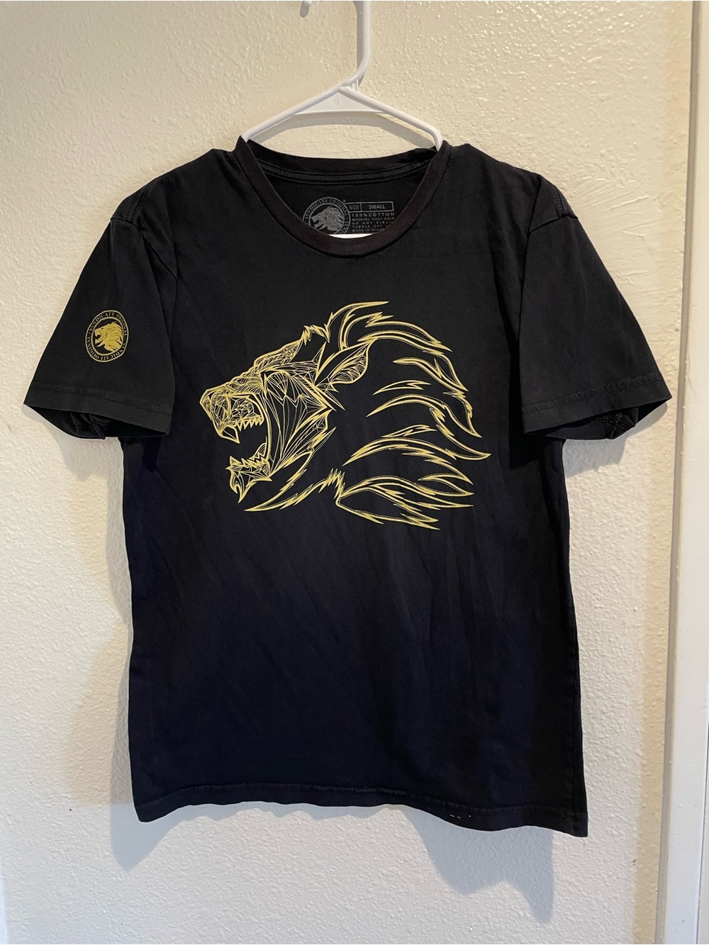 Syndicate Original Geometric Gold Lion Black Graphic Tee Men Size S Streetwear